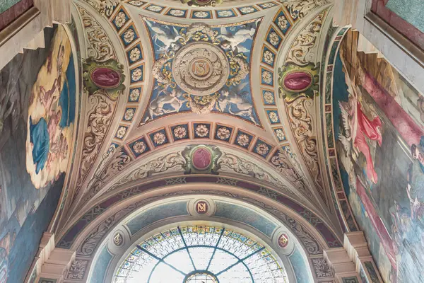 PARIS, FRANCE, 29 MAYIS 2025: 19. yüzyılda çeşitli anonimmus atölyelerinde Saint Sulpice kilisesinde yanal şapel detayları ve freskler