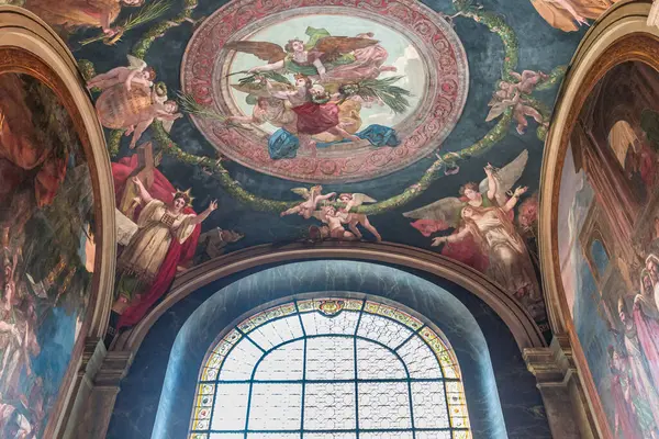 PARIS, FRANCE, 29 MAYIS 2025: 19. yüzyılda çeşitli anonimmus atölyelerinde Saint Sulpice kilisesinde yanal şapel detayları ve freskler