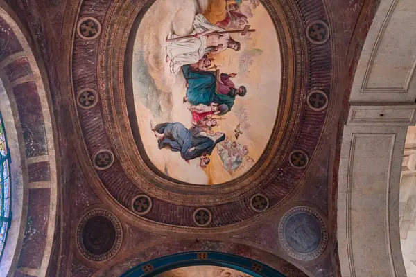 PARIS, FRANCE, 29 MAYIS 2025: 19. yüzyılda çeşitli anonimmus atölyelerinde Saint Sulpice kilisesinde yanal şapel detayları ve freskler