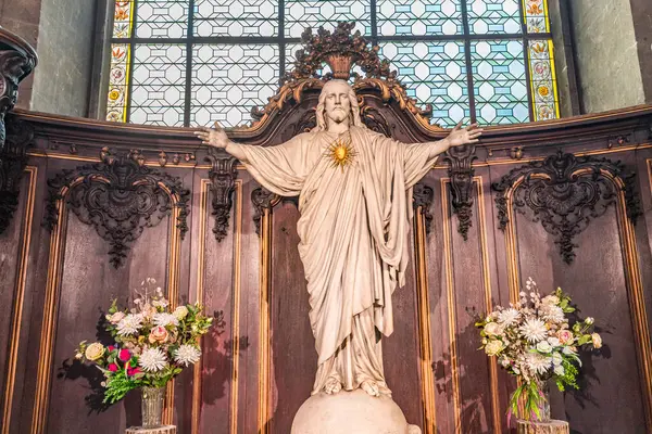 PARIS, FRANCE, 29 MAYIS 2025: 19. yüzyılda çeşitli anonimmus atölyelerinde Saint Sulpice kilisesinde yanal şapel detayları ve freskler