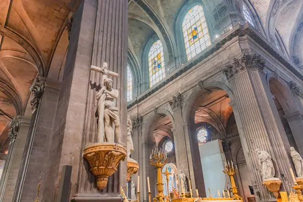 PARIS, FRANCE, 29 Mayıs 2025: Saint Sulpice Kilisesi 'nin merkezi mimari detayları, 19. yüzyılda çeşitli anonimmus atölyeleri tarafından