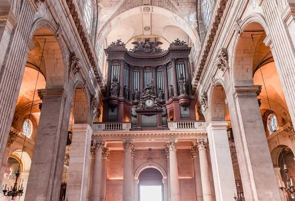 PARIS, FRANCE, 29 Mayıs 2025: Saint Sulpice Kilisesi 'nin merkezi mimari detayları, 19. yüzyılda çeşitli anonimmus atölyeleri tarafından