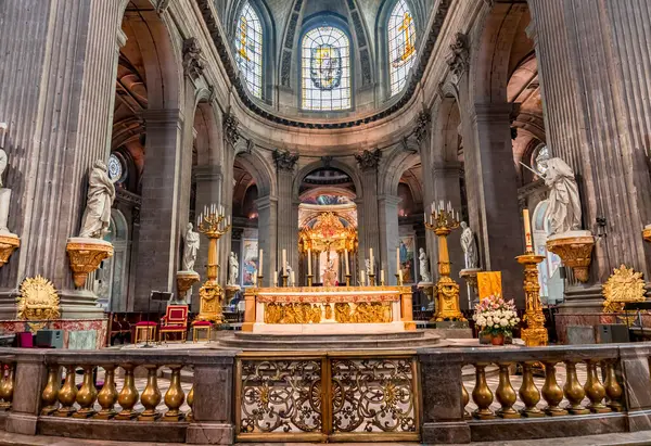 PARIS, FRANCE, 29 Mayıs 2025: Saint Sulpice Kilisesi 'nin merkezi mimari detayları, 19. yüzyılda çeşitli anonimmus atölyeleri tarafından