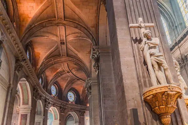 PARIS, FRANCE, 29 Mayıs 2025: Saint Sulpice Kilisesi 'nin merkezi mimari detayları, 19. yüzyılda çeşitli anonimmus atölyeleri tarafından