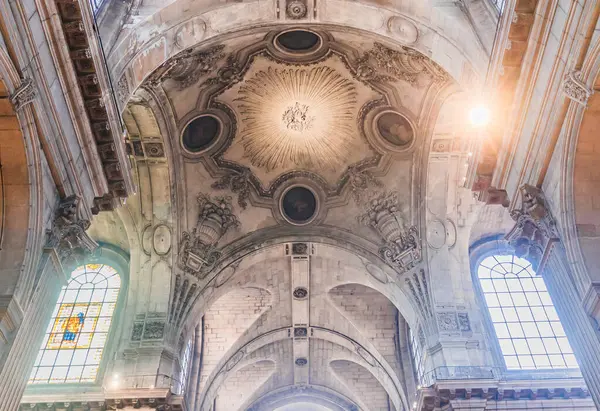 PARIS, FRANCE, 29 Mayıs 2025: Saint Sulpice Kilisesi 'nin merkezi mimari detayları, 19. yüzyılda çeşitli anonimmus atölyeleri tarafından