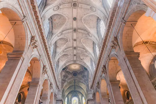 PARIS, FRANCE, 29 Mayıs 2025: Saint Sulpice Kilisesi 'nin merkezi mimari detayları, 19. yüzyılda çeşitli anonimmus atölyeleri tarafından