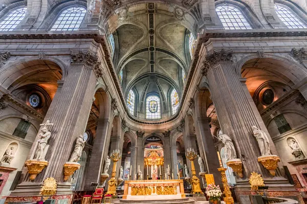 PARIS, FRANCE, 29 Mayıs 2025: Saint Sulpice Kilisesi 'nin merkezi mimari detayları, 19. yüzyılda çeşitli anonimmus atölyeleri tarafından