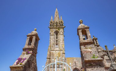 BODİLIS, FİNİSTA, BRANY, FRANCE, 17 MAYIS: Parish Close Kilisesi 'nin dış ve mimari detayları, Fransızca terimi enclos paroissial 