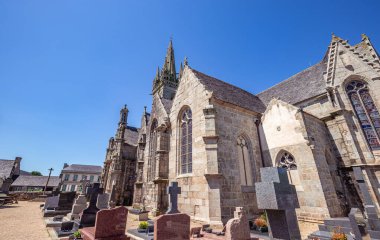 BODİLIS, FİNİSTA, BRANY, FRANCE, 17 MAYIS: Parish Close Kilisesi 'nin dış ve mimari detayları, Fransızca terimi enclos paroissial 