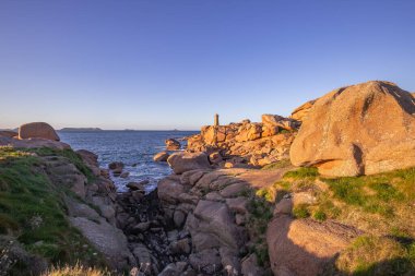 PERROS-GUIREC, BRANY, FRANCE, 16 MAYIS: Pembe granit kayalıklar kıyısı, ploumanac 'h, cotes-d' zırh