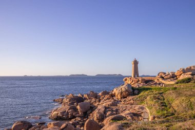 PERROS-GUIREC, BRANY, FRANCE, 16 MAYIS Ploumanac 'h Lightouse of Mean Ruz, pembe granit sahilde, cotes-d' armor