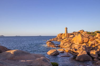 PERROS-GUIREC, BRANY, FRANCE, 16 MAYIS Ploumanac 'h Lightouse of Mean Ruz, pembe granit sahilde, cotes-d' armor