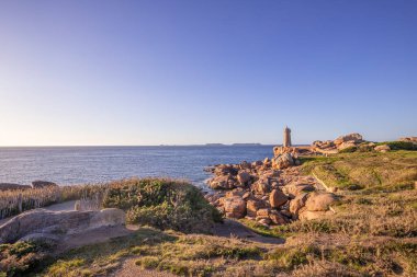 PERROS-GUIREC, BRANY, FRANCE, 16 MAYIS Ploumanac 'h Lightouse of Mean Ruz, pembe granit sahilde, cotes-d' armor