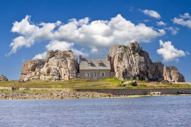 PLOUGRESCANT, COTES D 'ARMOR, BRANY, FRANCE, 19 MAYIS: granit kayalar ve ünlü taş ev Castel Meur, Plougrescant, Cotes-d' armor, Brittany, France