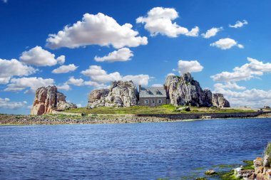 PLOUGRESCANT, COTES D 'ARMOR, BRANY, FRANCE, 19 MAYIS: granit kayalar ve ünlü taş ev Castel Meur, Plougrescant, Cotes-d' armor, Brittany, France