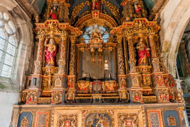 COMANA, FINISTthe, BRANY, FRANCE, 17 MAYIS: Parish Close Kilisesi 'nin dış ve mimari detayları, Fransızca terimi enclos paroissial 