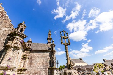 COMANA, FINISTthe, BRANY, FRANCE, 17 MAYIS: Parish Close Kilisesi 'nin dış ve mimari detayları, Fransızca terimi enclos paroissial 