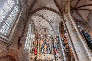 LOCRONAN, FINISTthe, BRANY, FRANCE, 26 Haziran 2025: Saint Ronan Kilisesi 'nin iç ve mimari detayları