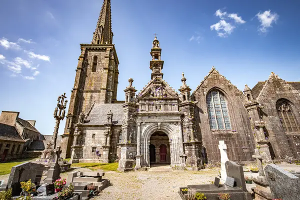 COMANA, FINISTthe, BRANY, FRANCE, 17 MAYIS: Parish Close Kilisesi 'nin dış ve mimari detayları, Fransızca terimi enclos paroissial 