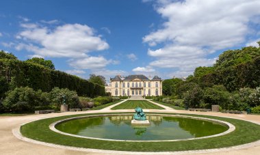 PARIS, FRANCE, 23 NİSAN 2017: Rodin müzesinin dış mimarları, heykelleri ve bahçeleri, 23 Nisan 2017, Paris, Fransa