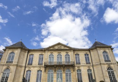 PARIS, FRANCE, 23 NİSAN 2017: Rodin müzesinin dış mimarları, heykelleri ve bahçeleri, 23 Nisan 2017, Paris, Fransa