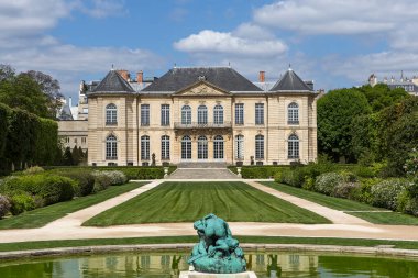 PARIS, FRANCE, 23 NİSAN 2017: Rodin müzesinin dış mimarları, heykelleri ve bahçeleri, 23 Nisan 2017, Paris, Fransa