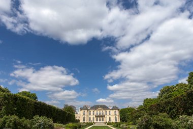 PARIS, FRANCE, 23 NİSAN 2017: Rodin müzesinin dış mimarları, heykelleri ve bahçeleri, 23 Nisan 2017, Paris, Fransa