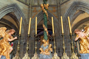 Saint-POL-DE-LEON, COTES D 'ARMOR, BRANY, FRANCE, 2025: Katedral Aziz Paul Aurelien' in iç mimari detayları