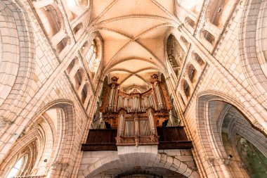 Saint-POL-DE-LEON, COTES D 'ARMOR, BRANY, FRANCE, 2025: Katedral Aziz Paul Aurelien' in iç mimari detayları
