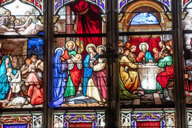 Saint-POL-DE-LEON, COTES D 'ARMOR, BRANY, FRANCE, 2025: Katedral Aziz Paul Aurelien' in boyalı camları