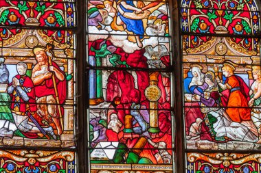 Saint-POL-DE-LEON, COTES D 'ARMOR, BRANY, FRANCE, 2025: Katedral Aziz Paul Aurelien' in boyalı camları