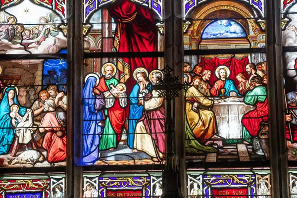 Saint-POL-DE-LEON, COTES D 'ARMOR, BRANY, FRANCE, 2025: Katedral Aziz Paul Aurelien' in boyalı camları