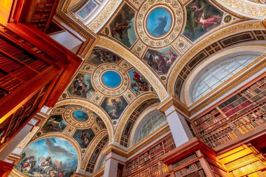 PARIS, FRANCE, 22 HAZİRAN 2025: Ulusal Meclisteki kütüphane, Delacroix 19. yüzyılın tavan freskleri, Fransız parlamentosunun evi