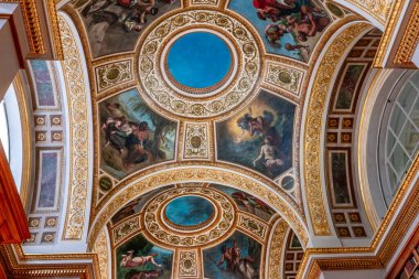 PARIS, FRANCE, 22 HAZİRAN 2025: Ulusal Meclisteki kütüphane, Delacroix 19. yüzyılın tavan freskleri, Fransız parlamentosunun evi