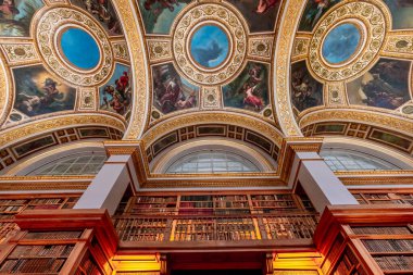 PARIS, FRANCE, 22 HAZİRAN 2025: Ulusal Meclisteki kütüphane, Delacroix 19. yüzyılın tavan freskleri, Fransız parlamentosunun evi