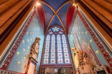 PARIS, FRANCE, 26 HAZİRAN 2025: Notre-Dame katedralindeki ikincil şapelin içerisi ve dekorasyonu