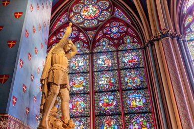 PARIS, FRANCE, 26 HAZİRAN 2025: Notre-Dame katedralindeki ikincil şapelin içerisi ve dekorasyonu