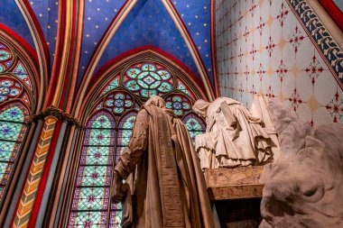 PARIS, FRANCE, 26 HAZİRAN 2025: Notre-Dame katedralindeki ikincil şapelin içerisi ve dekorasyonu