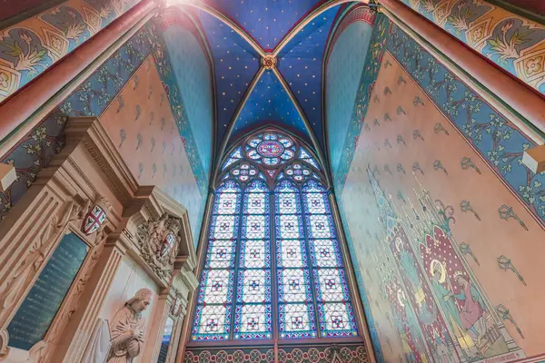 PARIS, FRANCE, 26 HAZİRAN 2025: Notre-Dame katedralindeki ikincil şapelin içerisi ve dekorasyonu