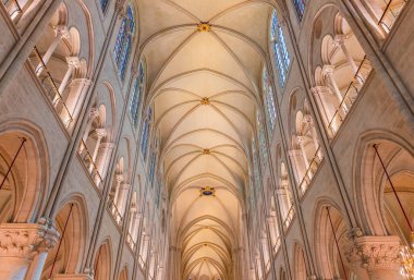PARIS, FRANCE, 26 Temmuz 2025: Notre-Dame Katedrali 'nin ana gövdesi, kemerleri ve sütunları