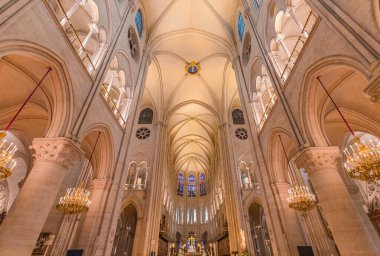 PARIS, FRANCE, 26 Temmuz 2025: Notre-Dame Katedrali 'nin ana gövdesi, kemerleri ve sütunları