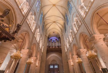PARIS, FRANCE, 26 Temmuz 2025: Notre-Dame Katedrali 'nin ana gövdesi, kemerleri ve sütunları
