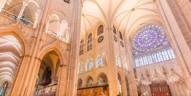 PARIS, FRANCE, 26 Temmuz 2025: Notre-Dame Katedrali 'nin ana gövdesi, kemerleri ve sütunları