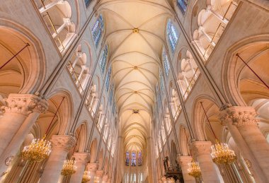 PARIS, FRANCE, 26 Temmuz 2025: Notre-Dame Katedrali 'nin ana gövdesi, kemerleri ve sütunları