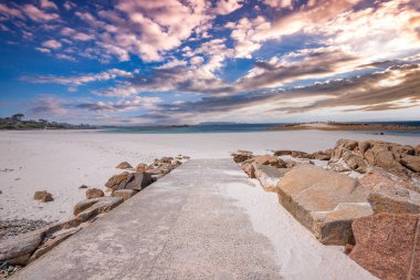 LE ROYAU, BRANY, FRANCE, 19 MAYIS: Le Royau 'daki plaj ve kanal denizi, cotes-d' zırh