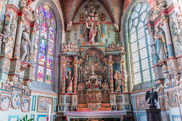 LOCLEMAR, FINISTERE, BRITTANY, FRANCE, 17 мая 2025 года: интерьеры и архитектурные детали приходской закрытой церкви