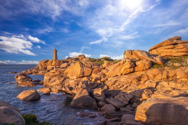 PERROS-GUIREC, BRANY, FRANCE, 16 MAYIS Ploumanac 'h Lightouse of Mean Ruz, pembe granit sahilde, cotes-d' armor