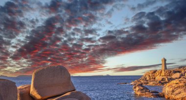 PERROS-GUIREC, BRANY, FRANCE, 16 MAYIS Ploumanac 'h Lightouse of Mean Ruz, pembe granit sahilde, cotes-d' armor