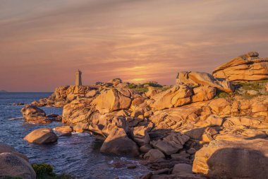 PERROS-GUIREC, BRANY, FRANCE, 16 MAYIS Ploumanac 'h Lightouse of Mean Ruz, pembe granit sahilde, cotes-d' armor