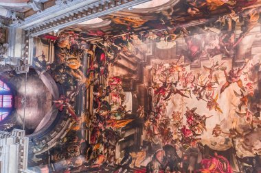 Venedik, İtalya, 22 Nisan 2018: iç mekanlar ve chiesa San Pantalon, 22 Nisan 2018, Venedik, İtalya fresk mimari detaylar